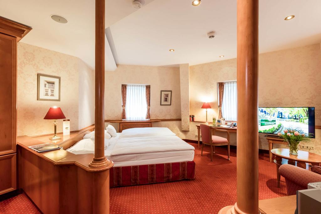 Waldhaus Reinbek Hotel ภายนอก รูปภาพ