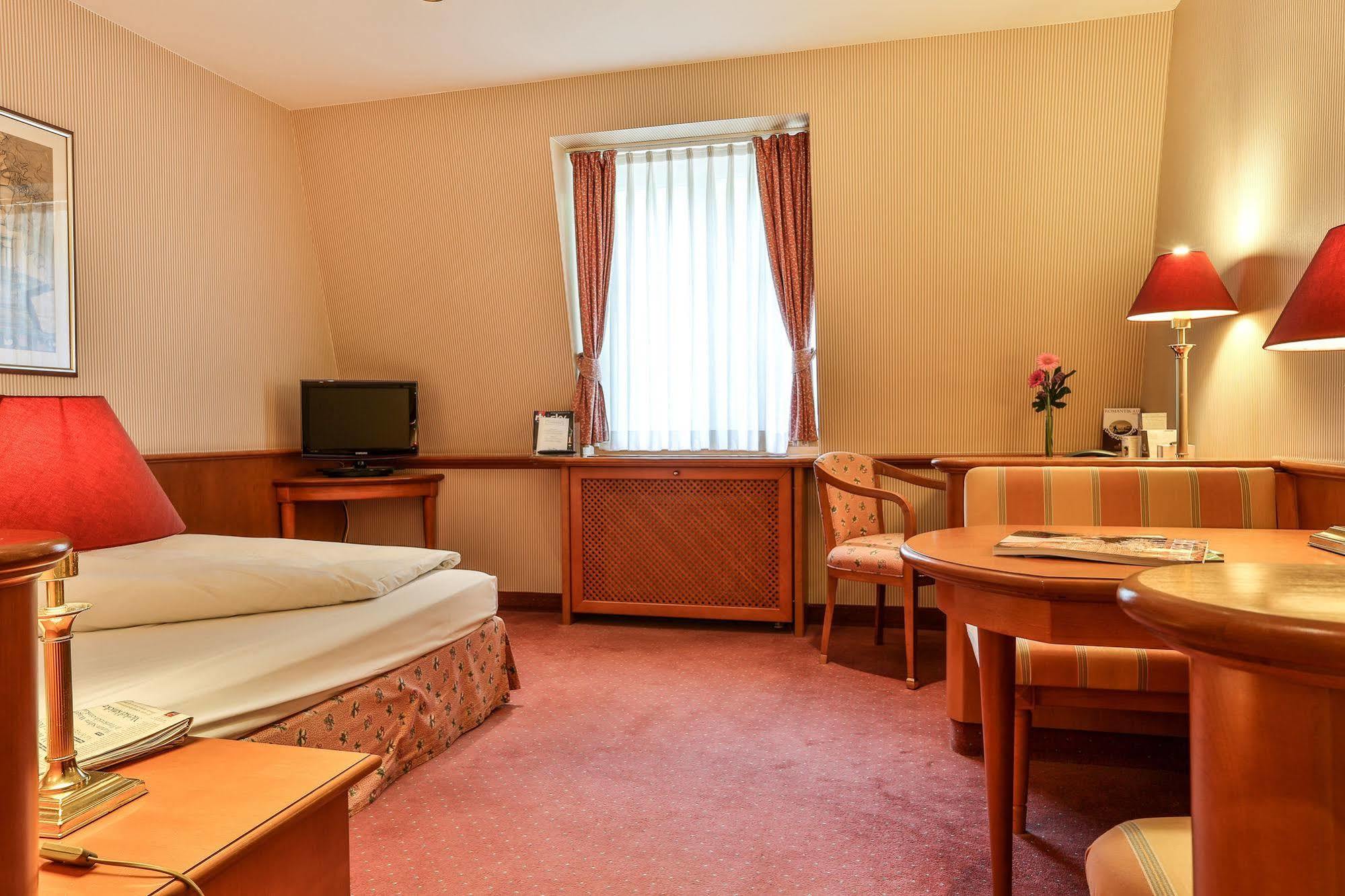 Waldhaus Reinbek Hotel ภายนอก รูปภาพ